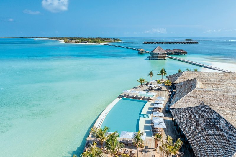 Pool und Restaurantterrasse auf Jawakara Island