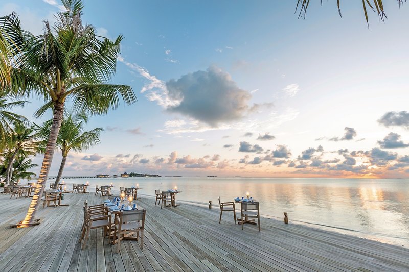 Restaurantterrasse am Wasser auf Jawakara Island