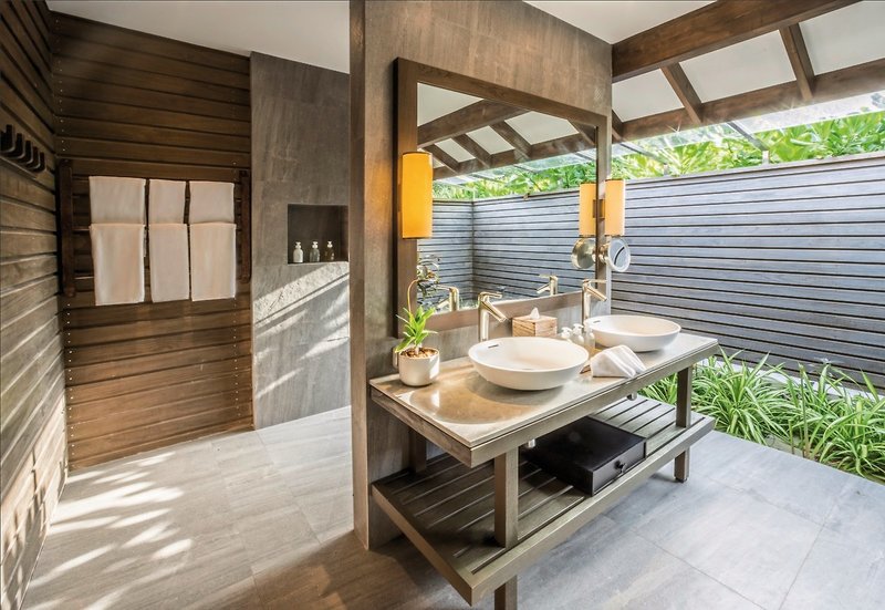 Halb offenes Bad einer Villa auf Jawakara Island